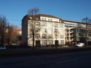 Gebäude Front, fern